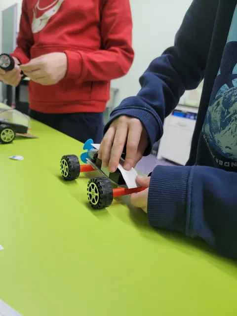 Kids building cars in Think Like an Engineer course